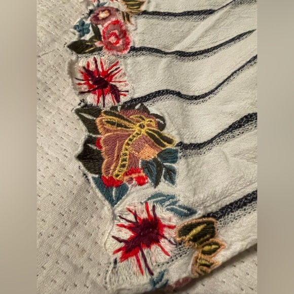 Boutique Embroidered Sleeve Top, size 8 - Picture 2 of 3